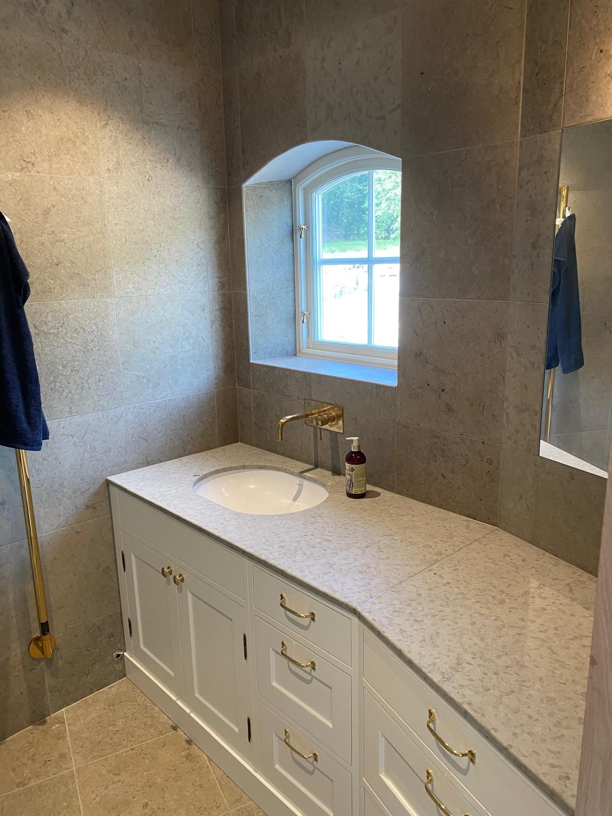 Reval slipad, 400 x 400 x 10 mm och bänkskiva (@projekttarragarden, Sverige)